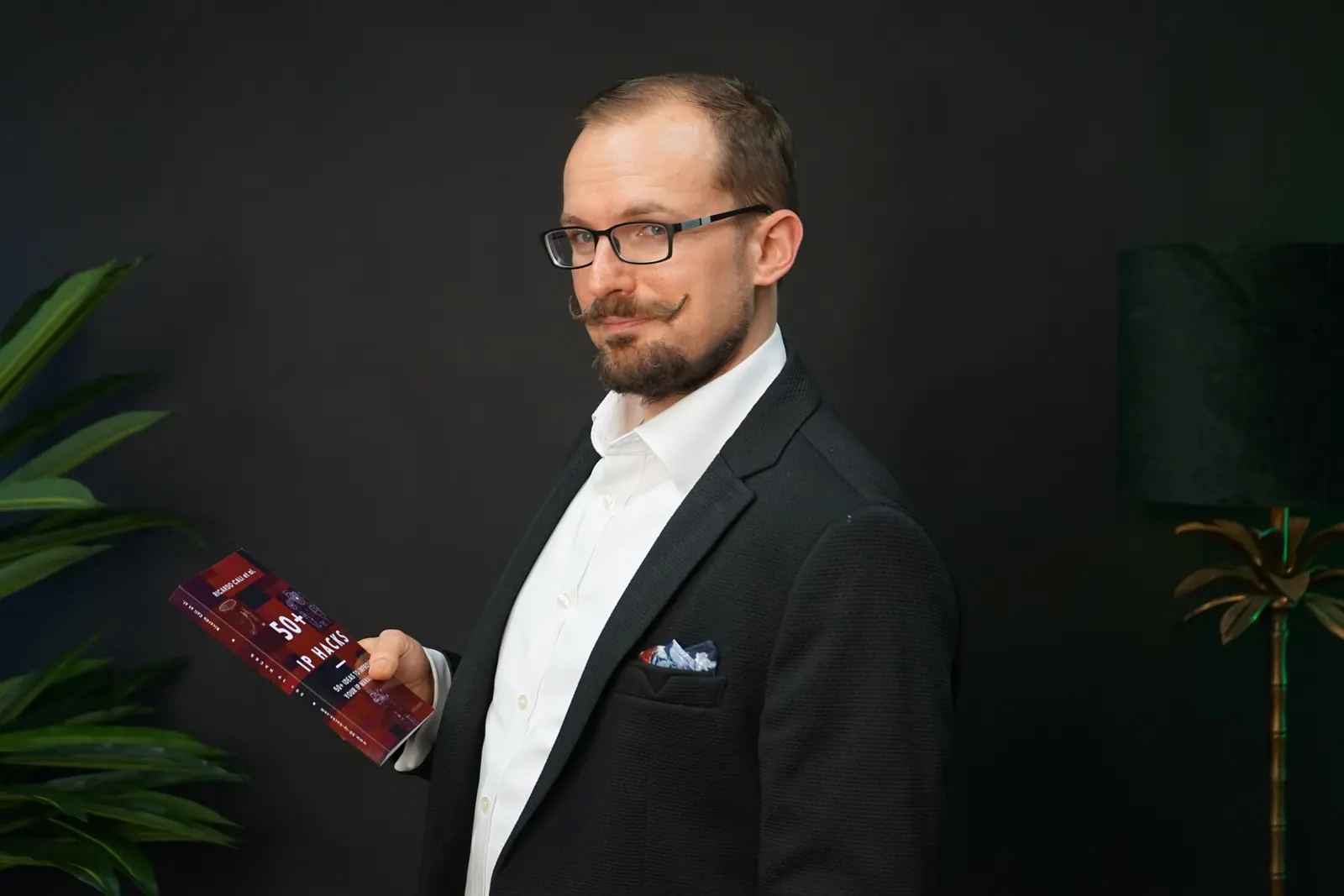 Ricardo Cali hält sein Buch 50+ IP Hacks in der Hand.