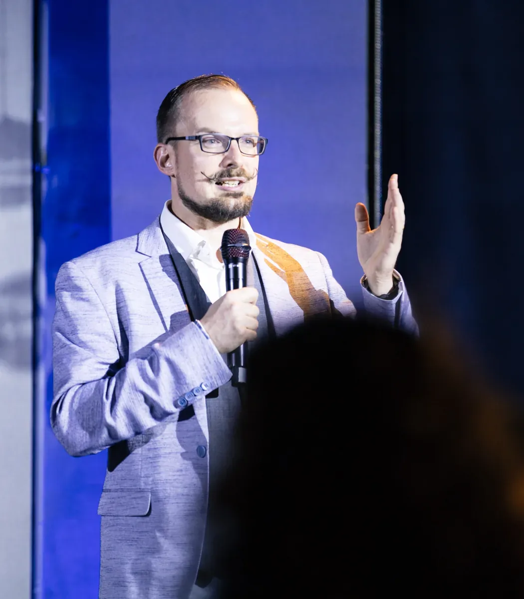 Speaker Ricardo Cali hält eine Keynote über Innovation und Ideen.