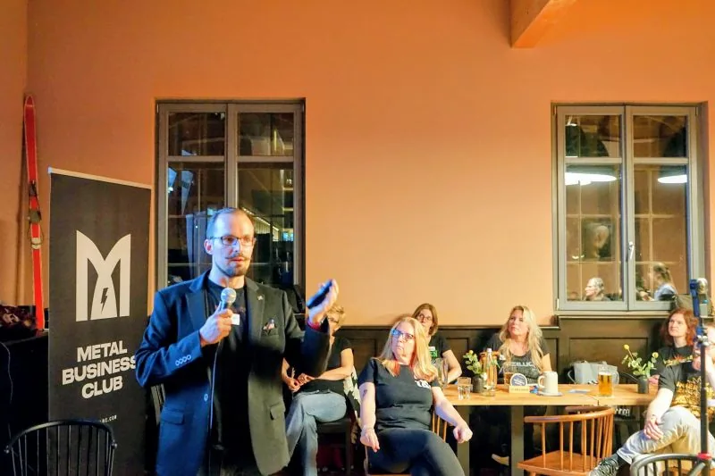 Ricardo Cali spricht beim Metal Business Club Mannheim vor Publikum.