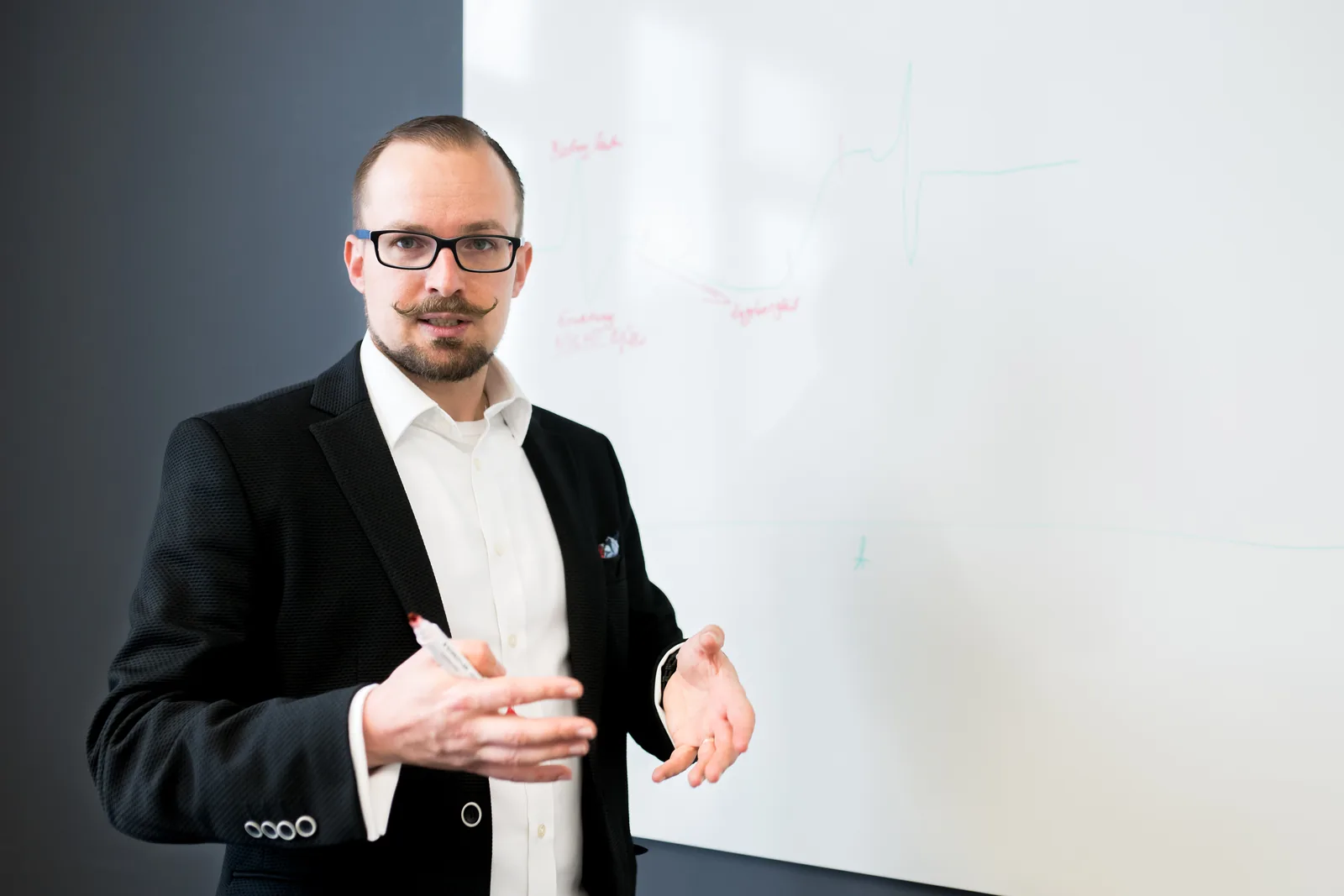Ricardo Cali leitet einen Workshop zu Innovation und Know-how am Whiteboard.